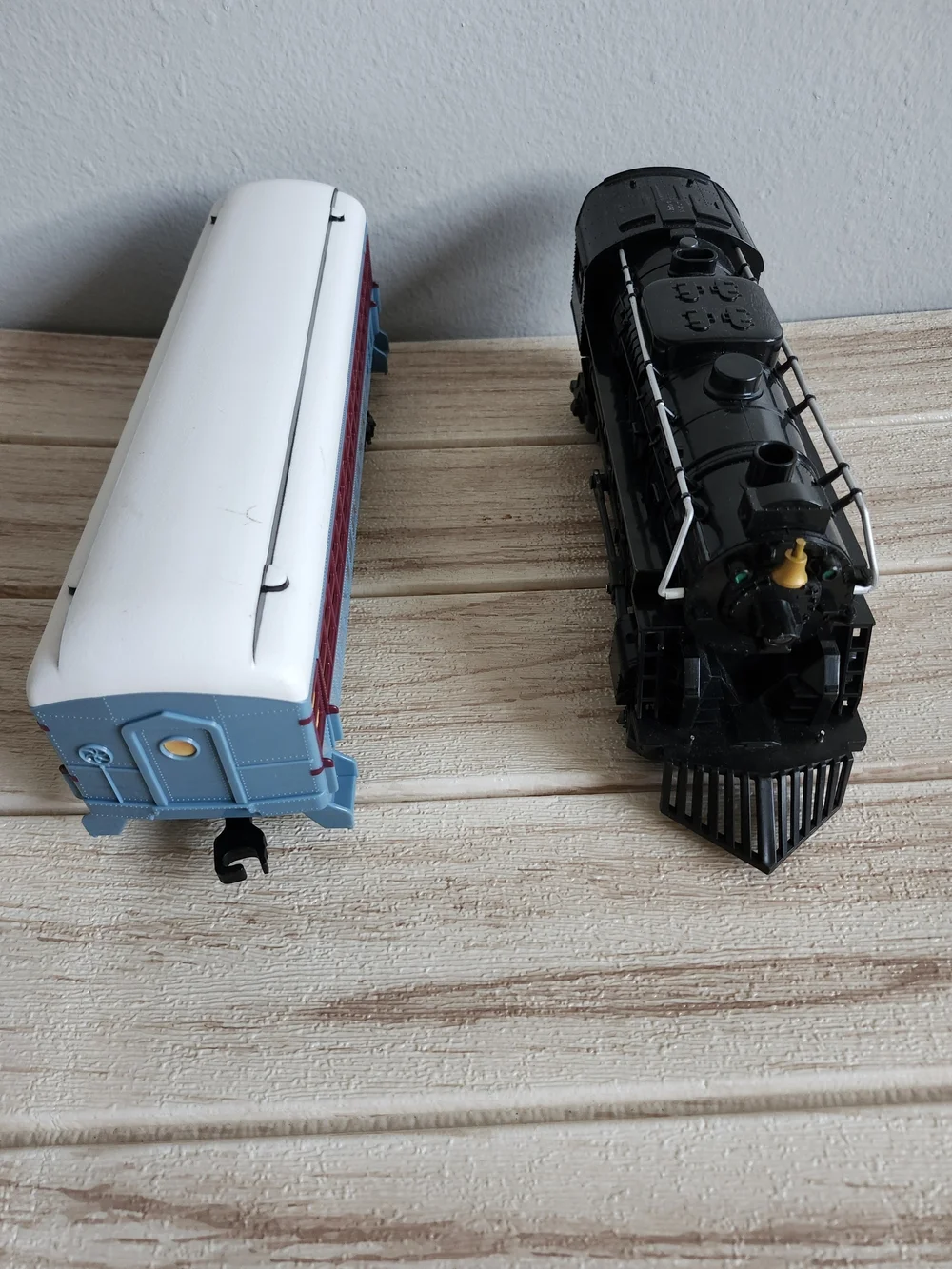 Lionel Polar Express G Gauge Replacement Train Engine & Passenger Car